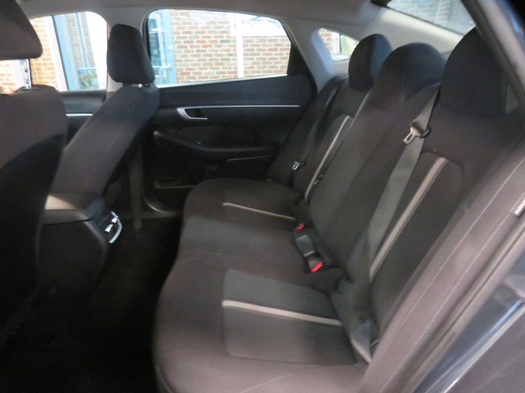 Photo 17 of this HYUNDAI SONATA