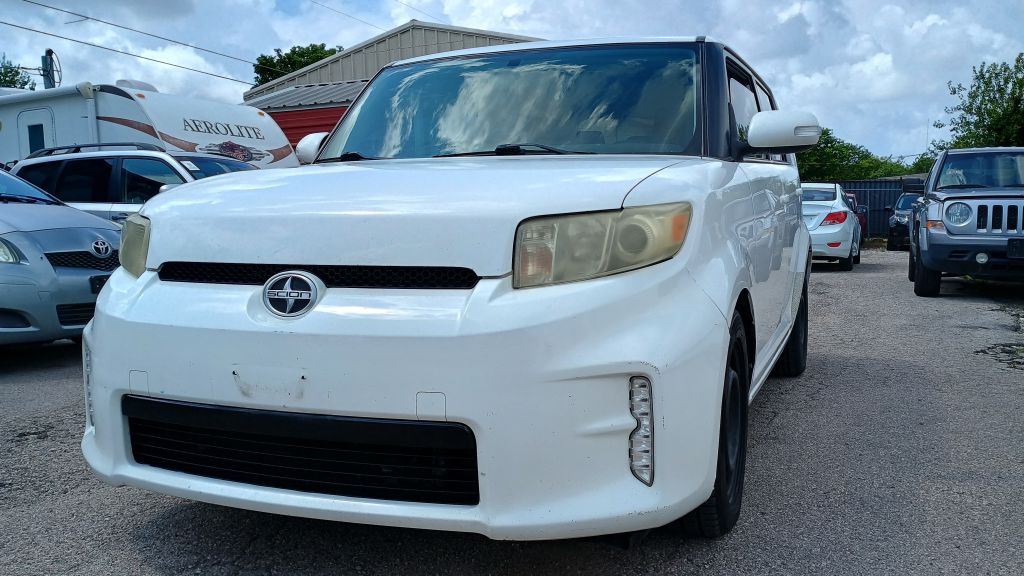 White 2013 Scion xB Wagon Automatic