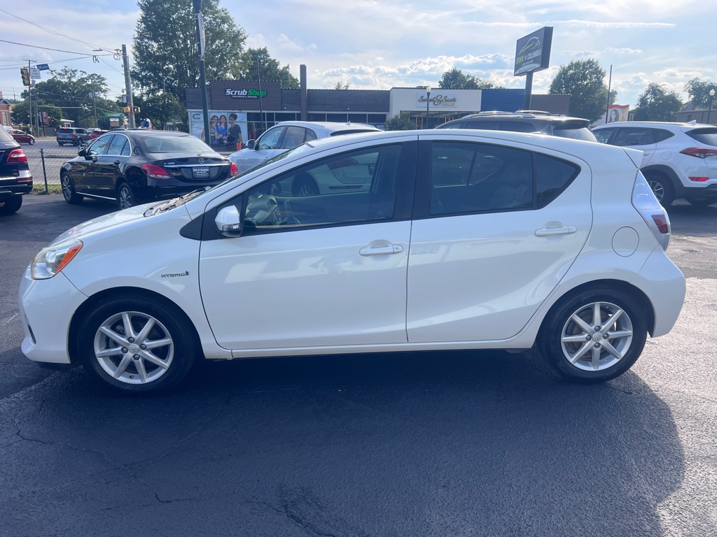 Photo 8 of this TOYOTA PRIUS C