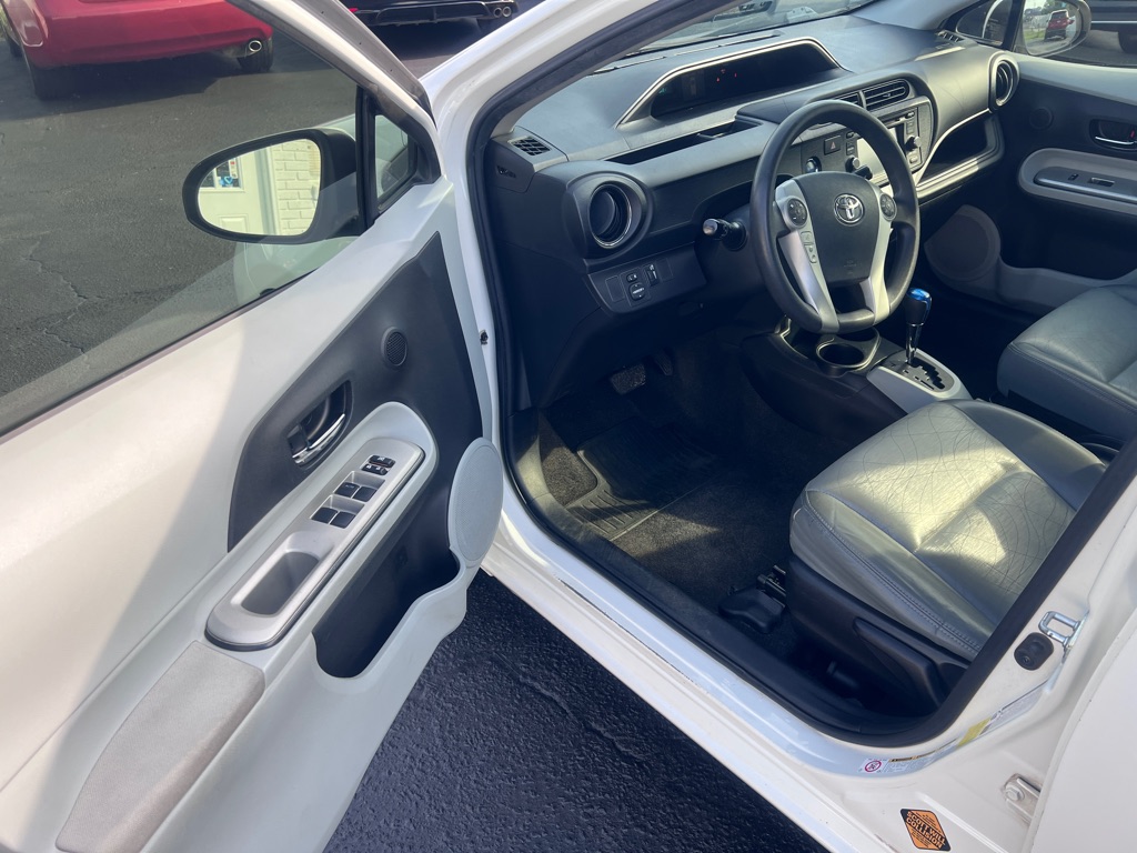 Photo 9 of this TOYOTA PRIUS C