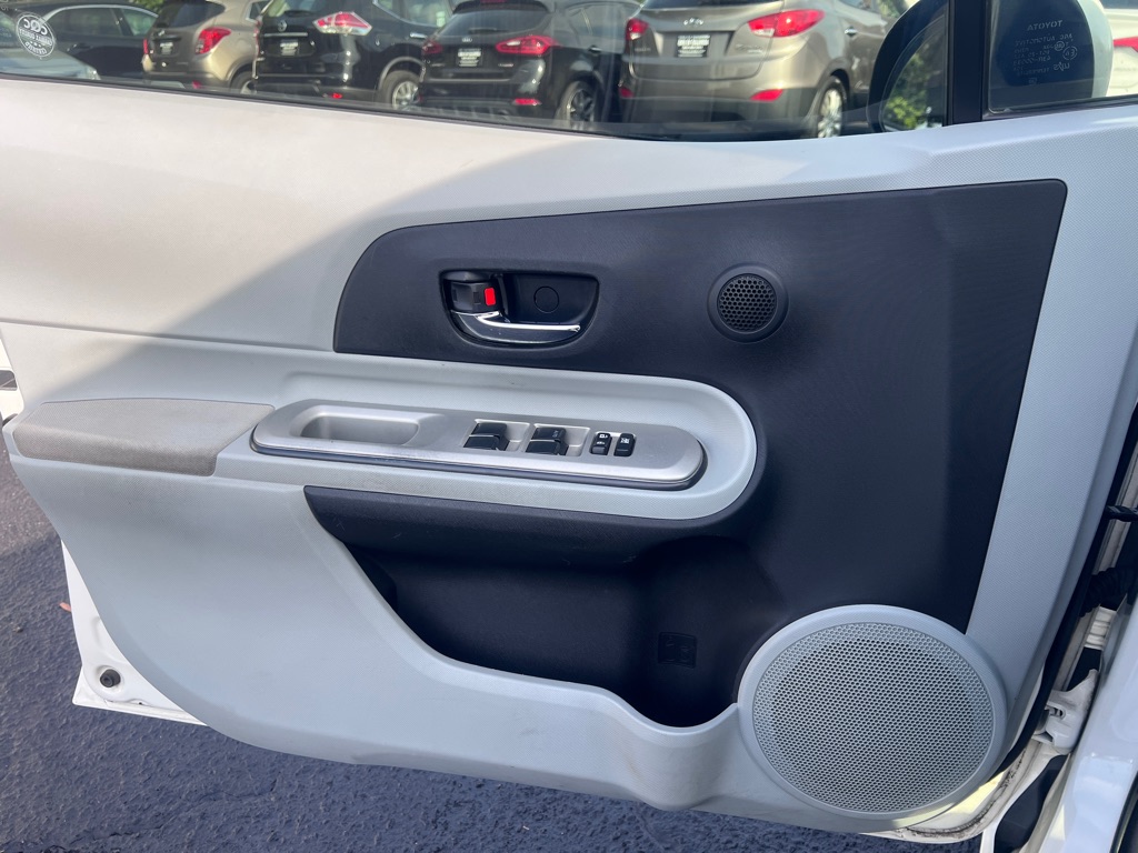 Photo 16 of this TOYOTA PRIUS C