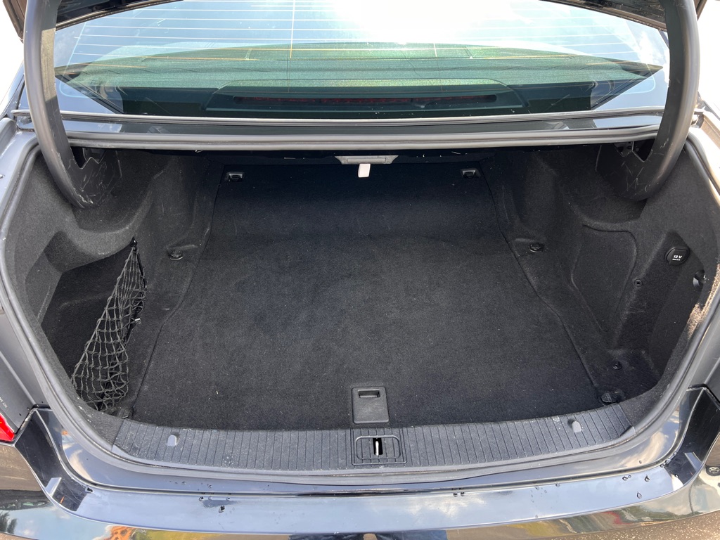 Photo 17 of this MERCEDES-BENZ E-CLASS