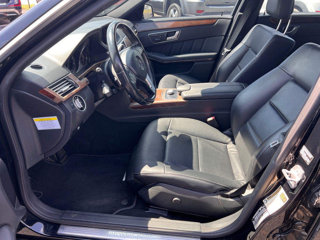 Photo 10 of this MERCEDES-BENZ E-CLASS