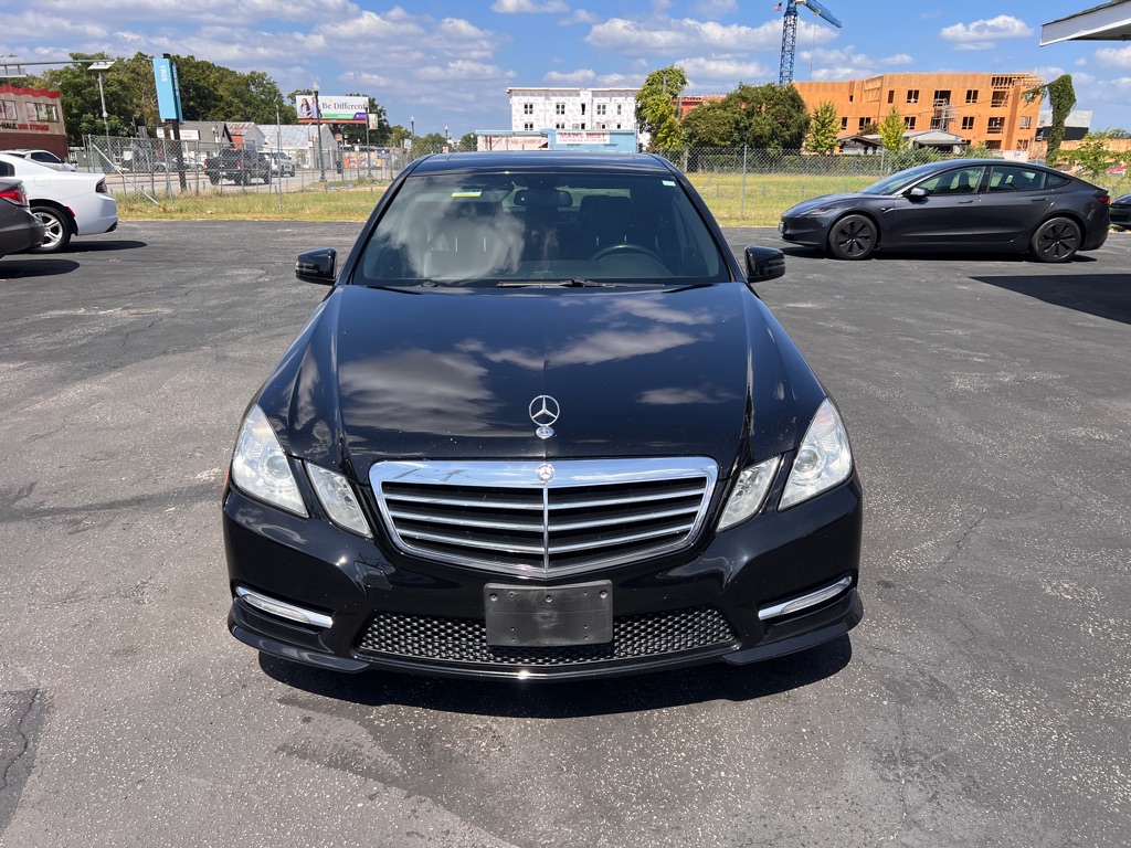 Photo 2 of this MERCEDES-BENZ E-CLASS
