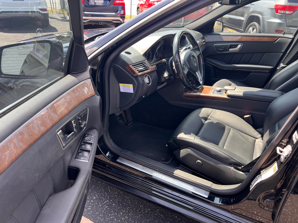 Photo 9 of this MERCEDES-BENZ E-CLASS