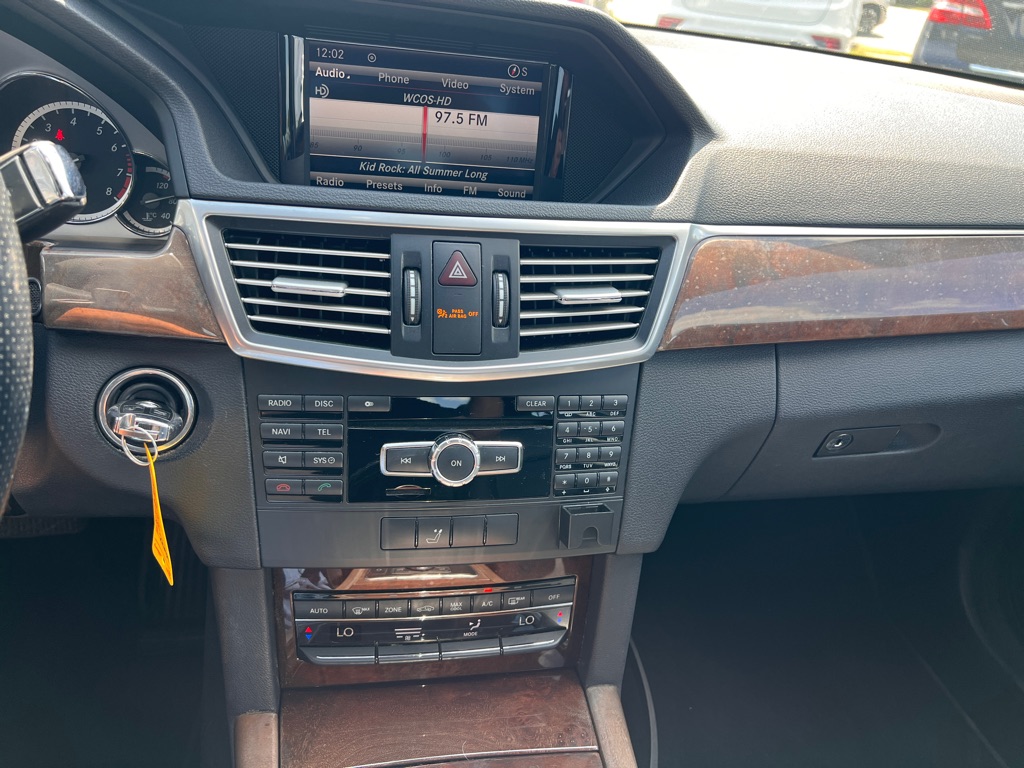 Photo 14 of this MERCEDES-BENZ E-CLASS