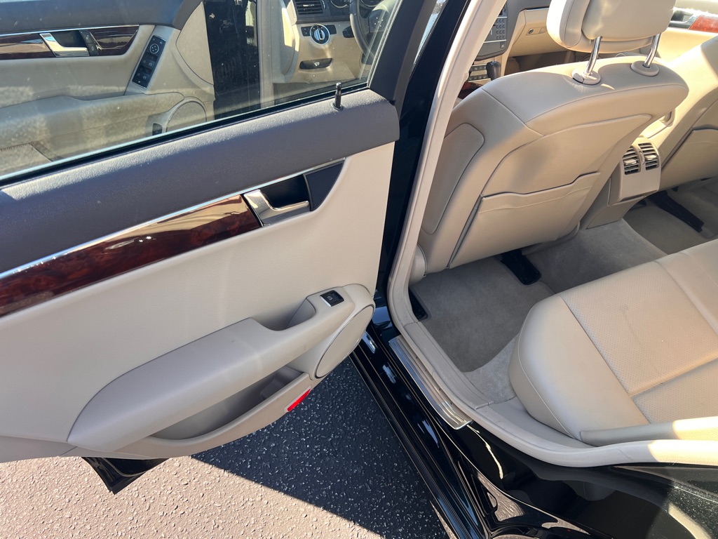 Photo 13 of this MERCEDES-BENZ C-CLASS
