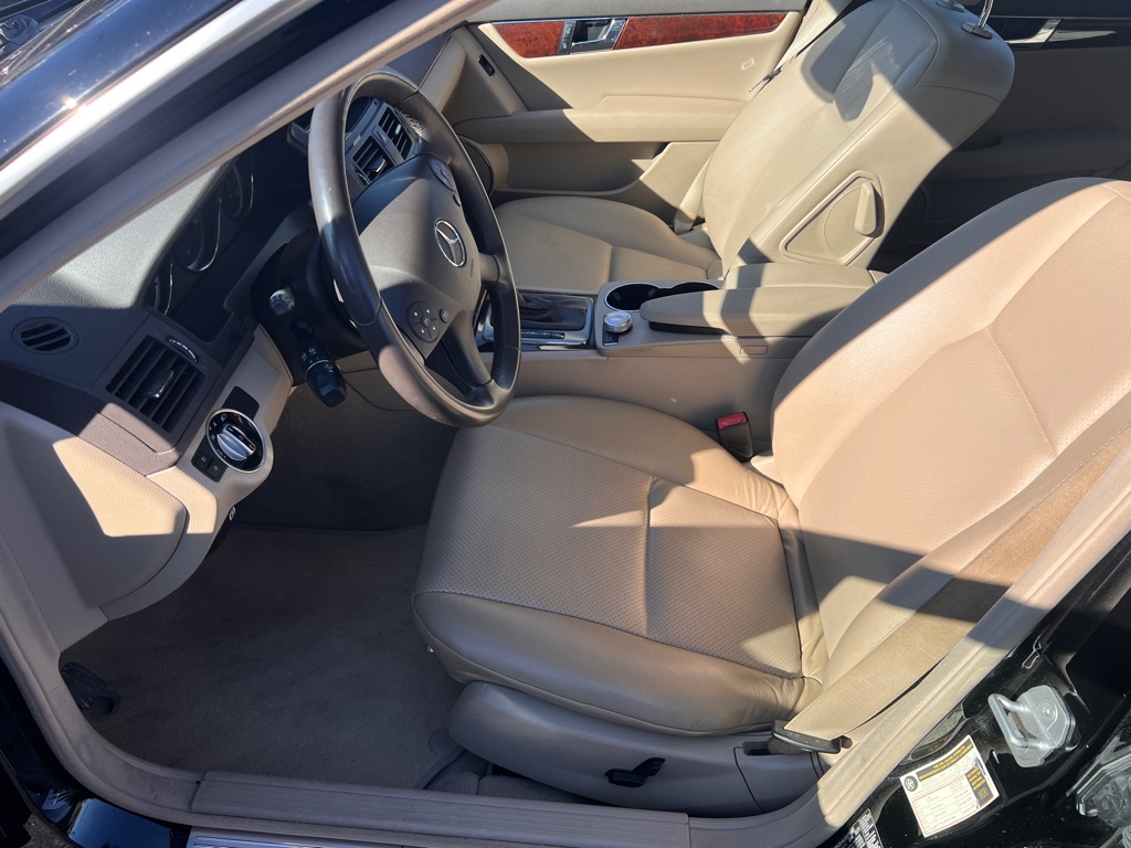 Photo 11 of this MERCEDES-BENZ C-CLASS