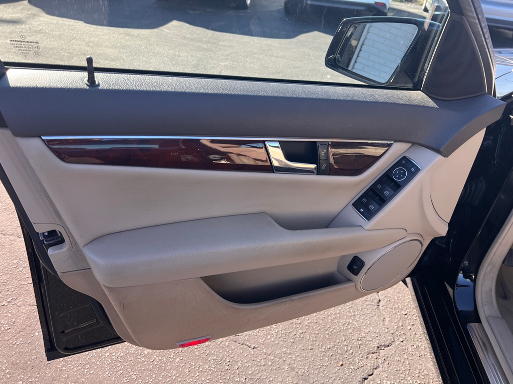 Photo 10 of this MERCEDES-BENZ C-CLASS