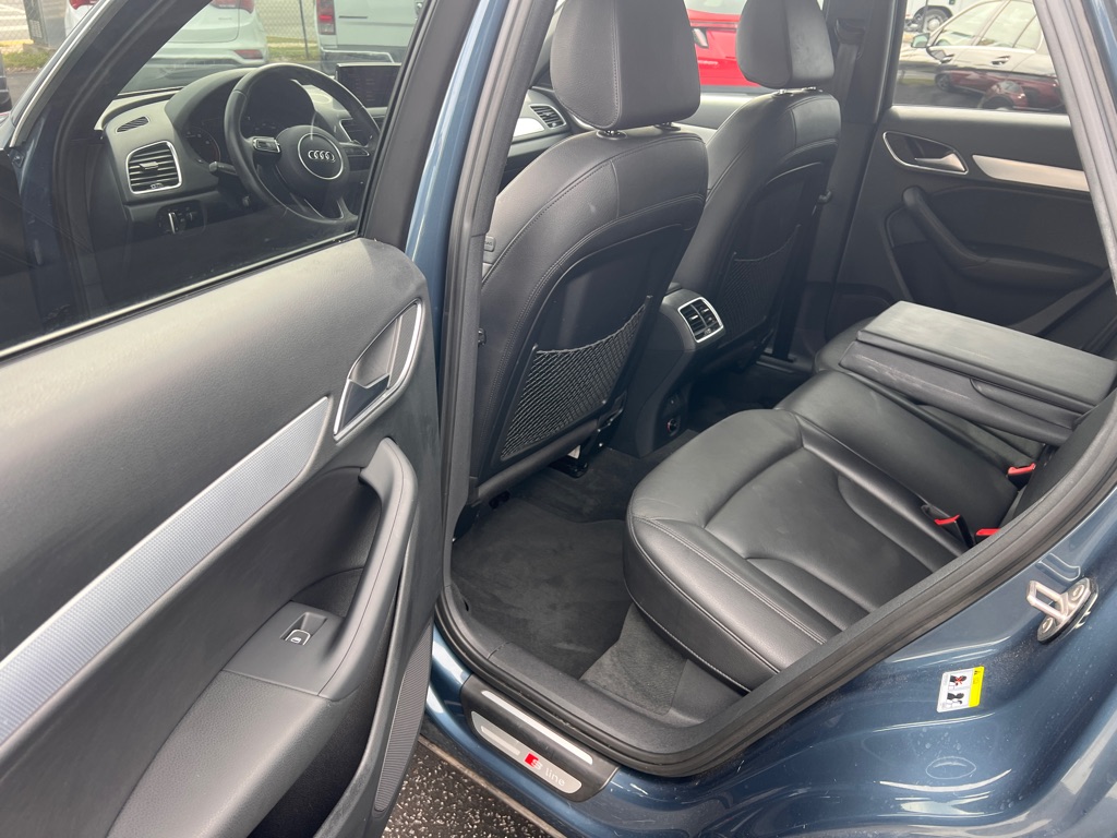 Photo 11 of this AUDI Q3