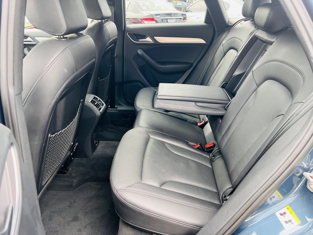 Photo 13 of this AUDI Q3