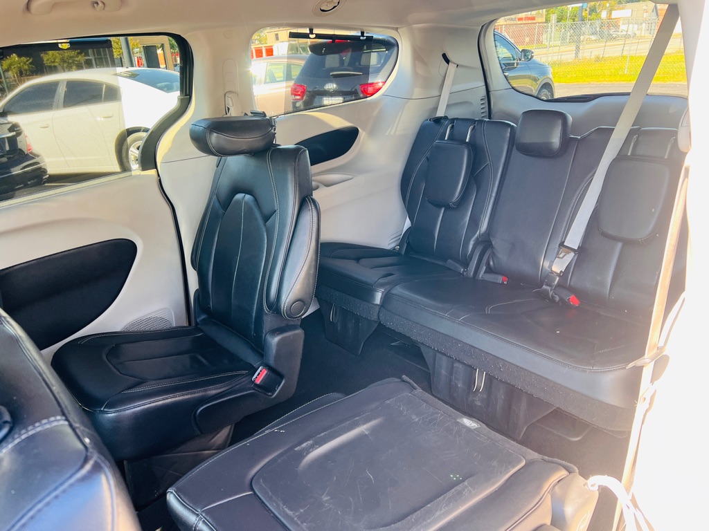Photo 12 of this CHRYSLER PACIFICA