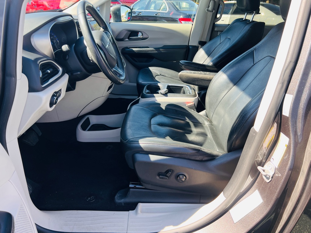 Photo 10 of this CHRYSLER PACIFICA