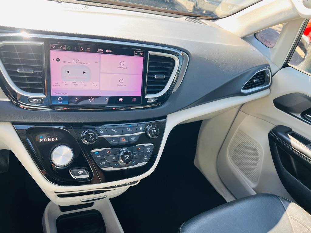 Photo 14 of this CHRYSLER PACIFICA