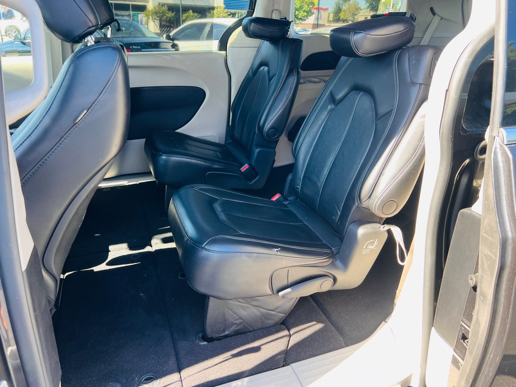 Photo 11 of this CHRYSLER PACIFICA