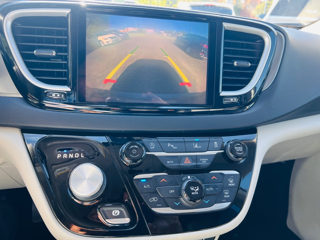 Photo 15 of this CHRYSLER PACIFICA