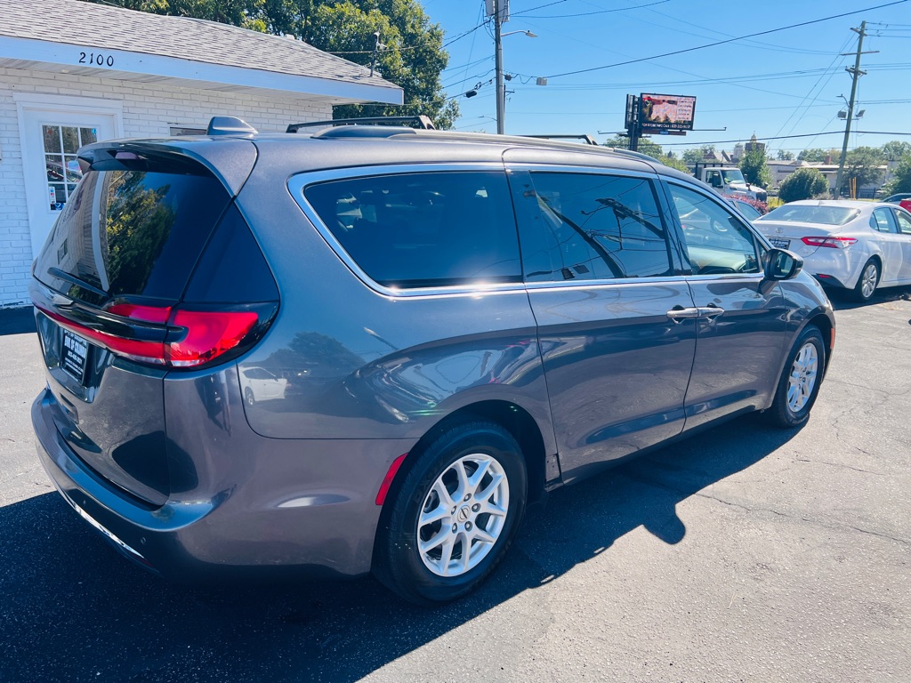 Photo 5 of this CHRYSLER PACIFICA