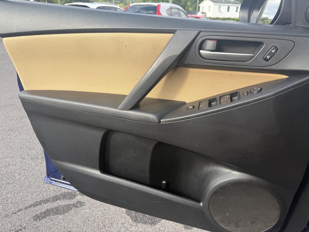 Photo 22 of this MAZDA 3