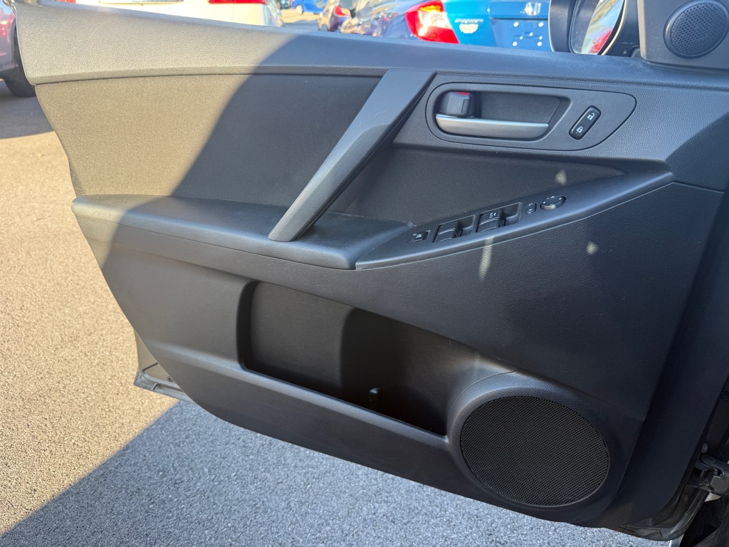 Photo 21 of this MAZDA 3