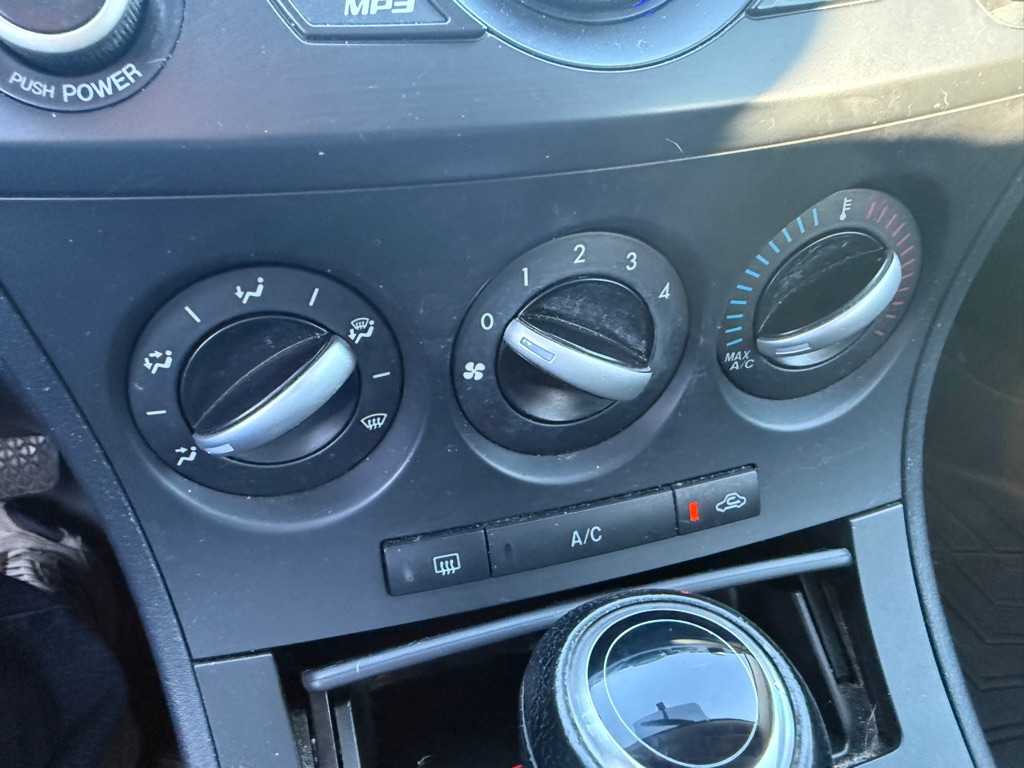 Photo 15 of this MAZDA 3