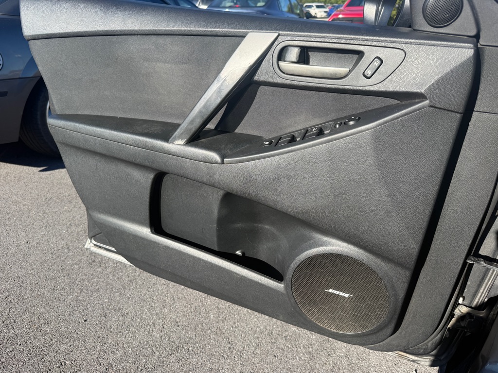 Photo 23 of this MAZDA 3