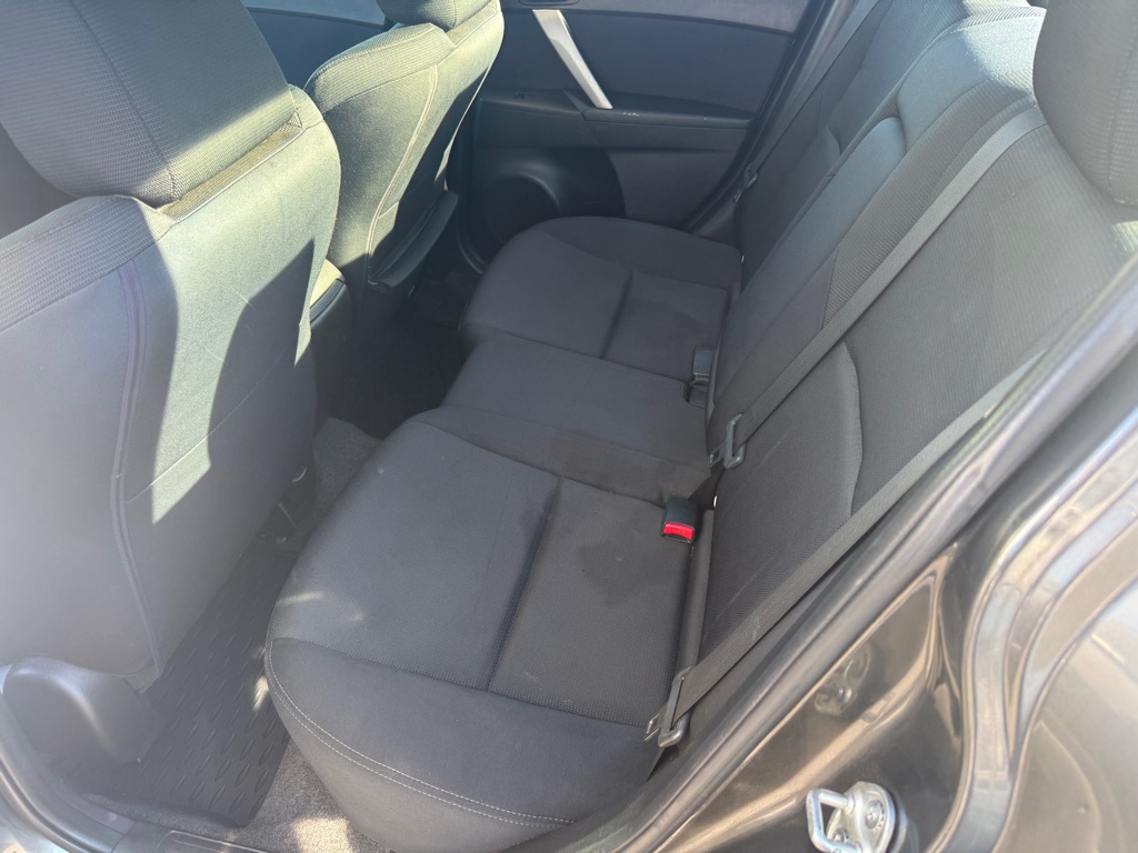 Photo 9 of this MAZDA 3