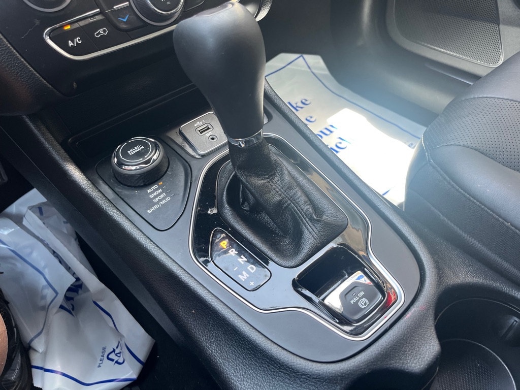 Photo 13 of this JEEP CHEROKEE