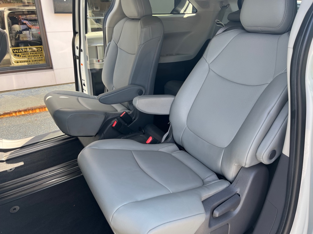 Photo 21 of this TOYOTA SIENNA