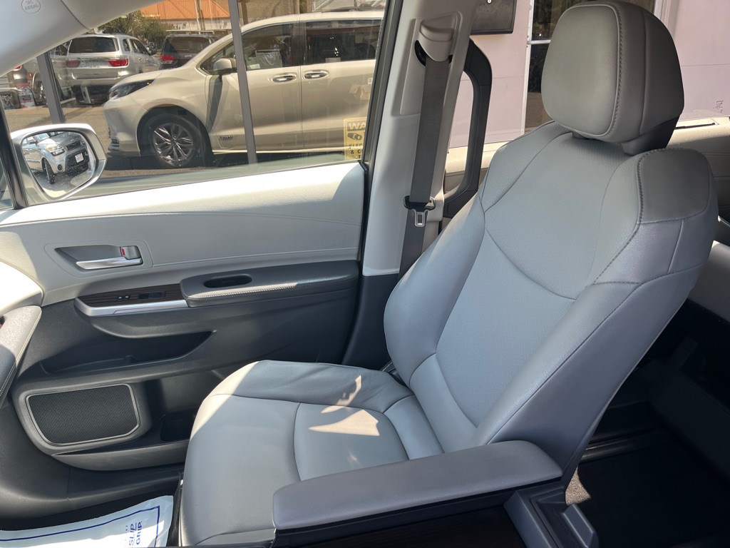 Photo 12 of this TOYOTA SIENNA