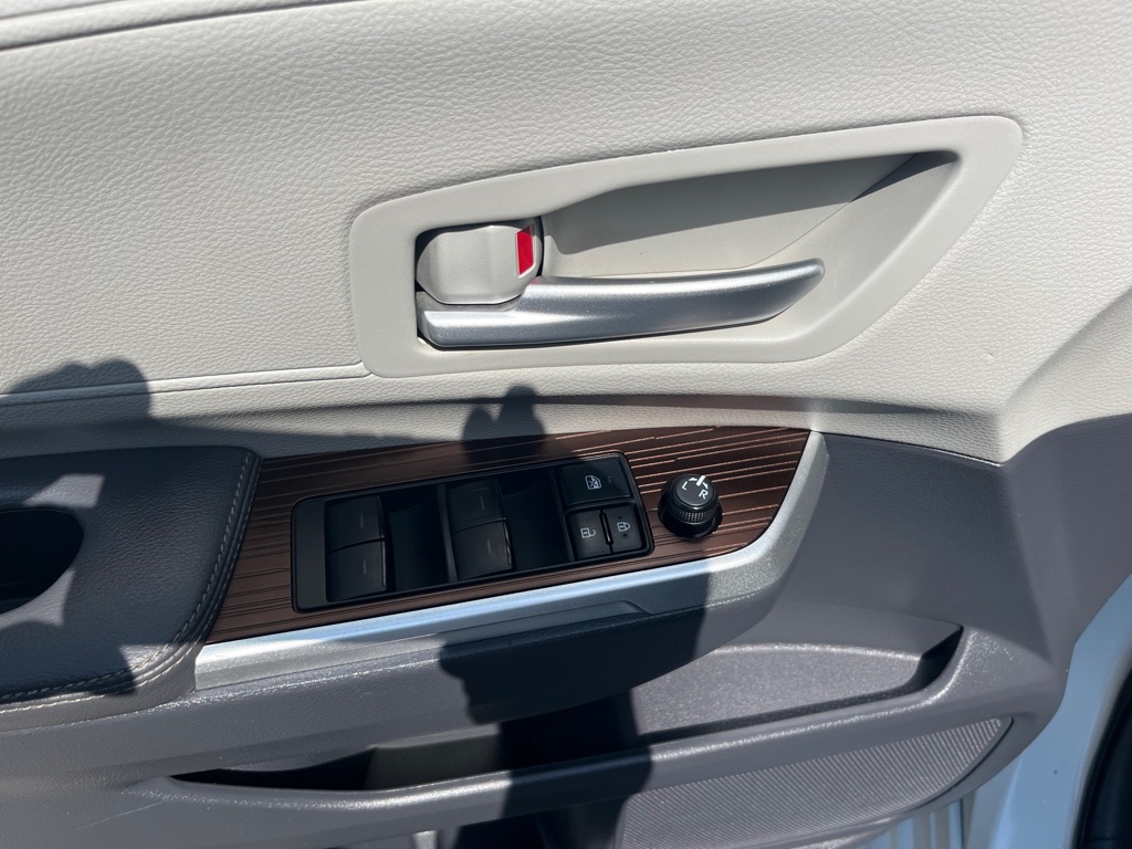 Photo 10 of this TOYOTA SIENNA
