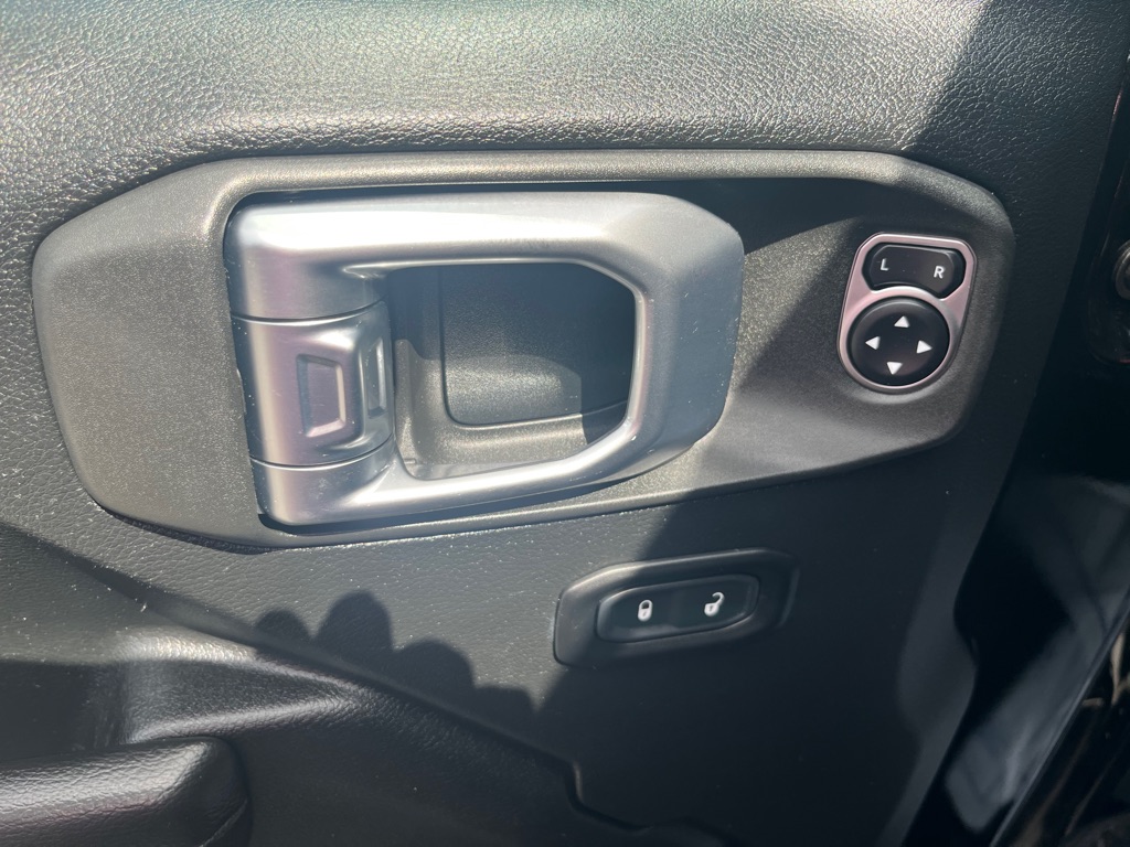Photo 10 of this JEEP WRANGLER UNLIMI