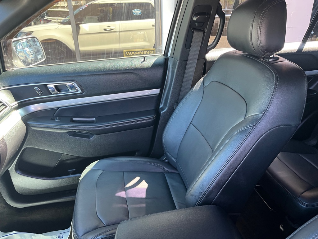 Photo 12 of this FORD EXPLORER