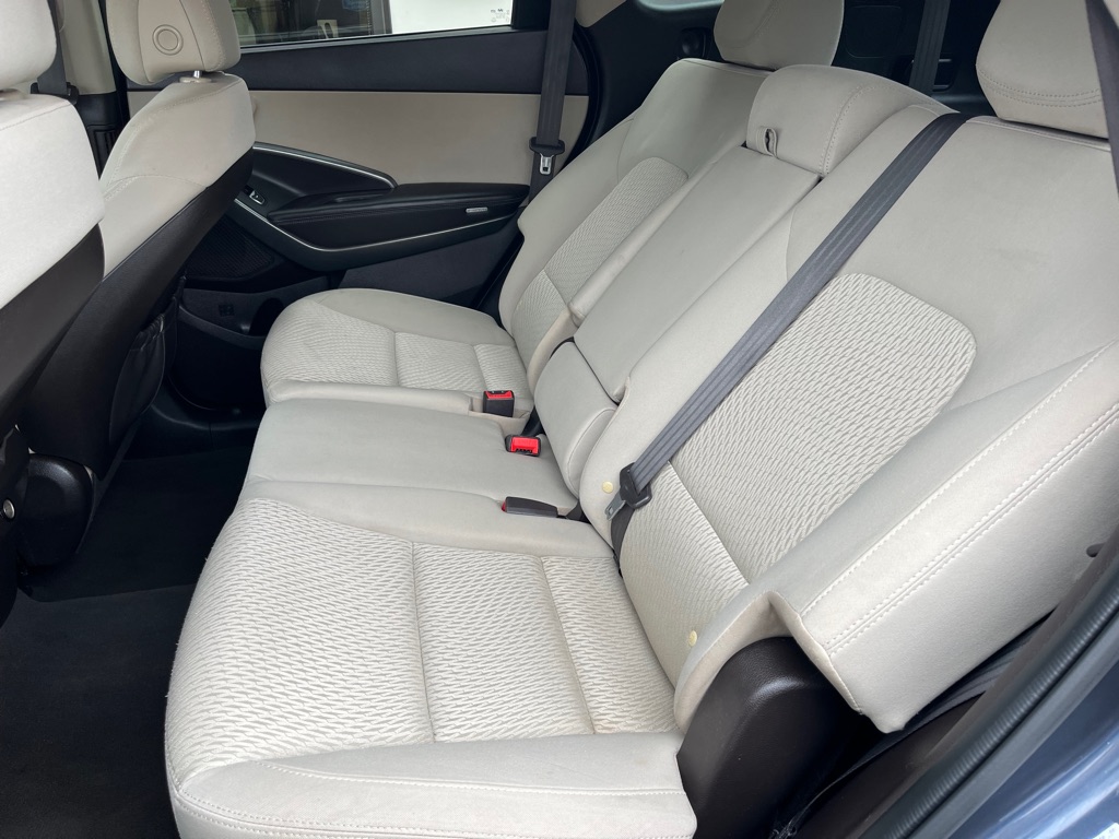 Photo 20 of this HYUNDAI SANTA FE