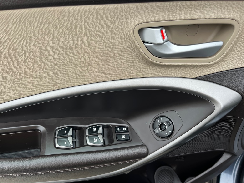 Photo 10 of this HYUNDAI SANTA FE
