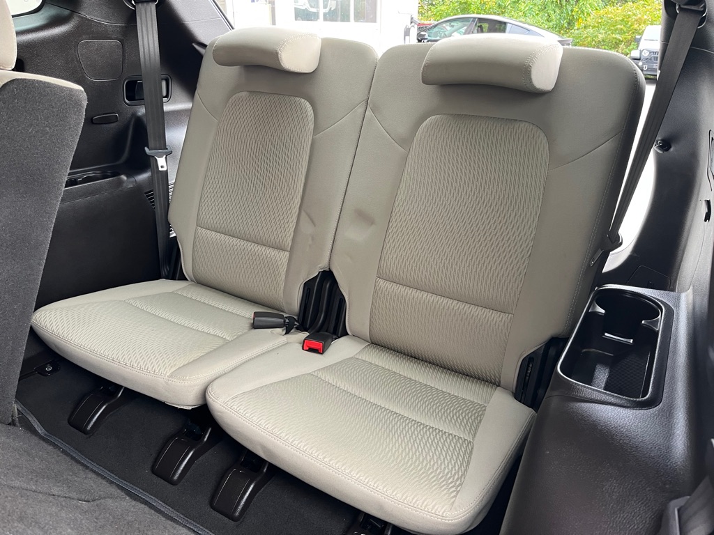Photo 21 of this HYUNDAI SANTA FE