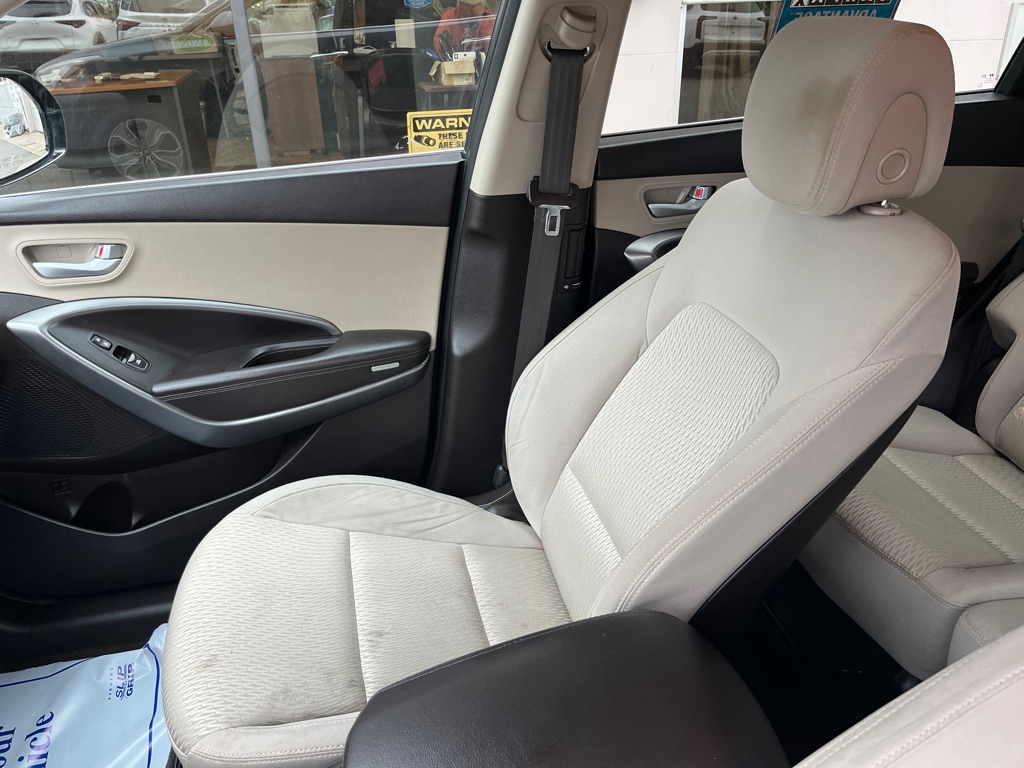 Photo 12 of this HYUNDAI SANTA FE