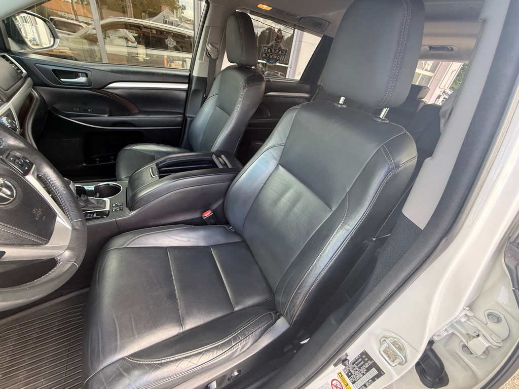 Photo 11 of this TOYOTA HIGHLANDER