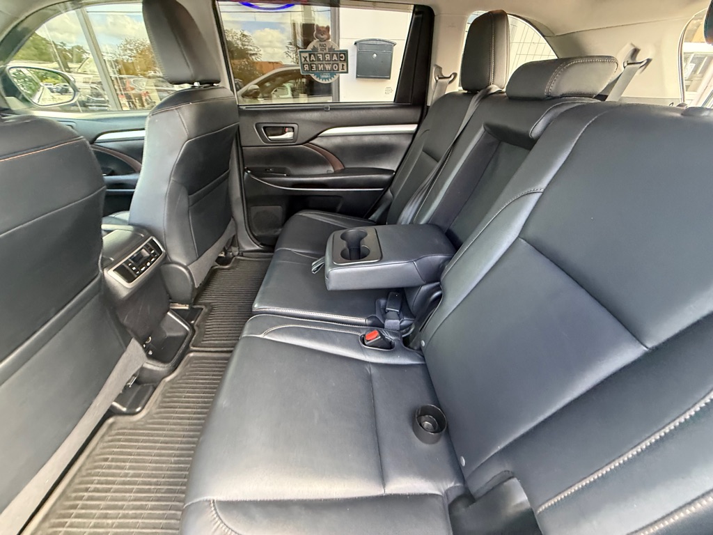 Photo 13 of this TOYOTA HIGHLANDER