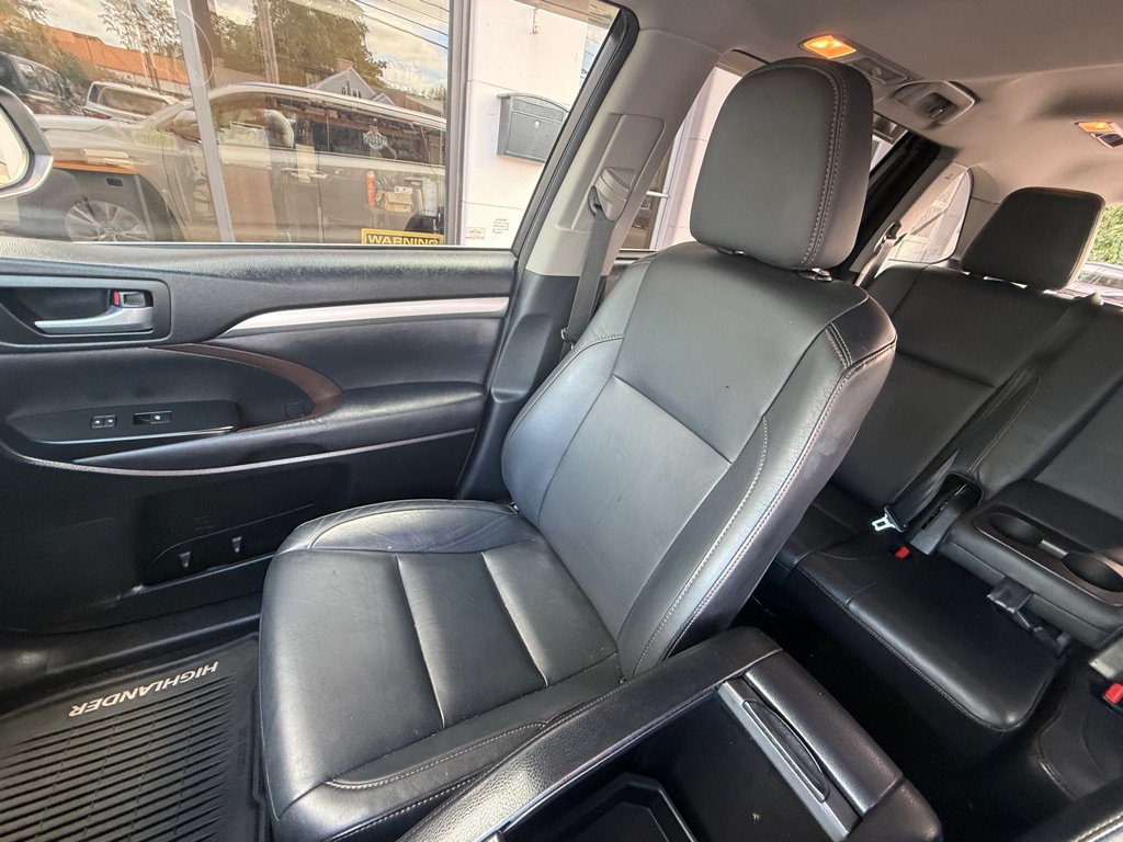 Photo 12 of this TOYOTA HIGHLANDER