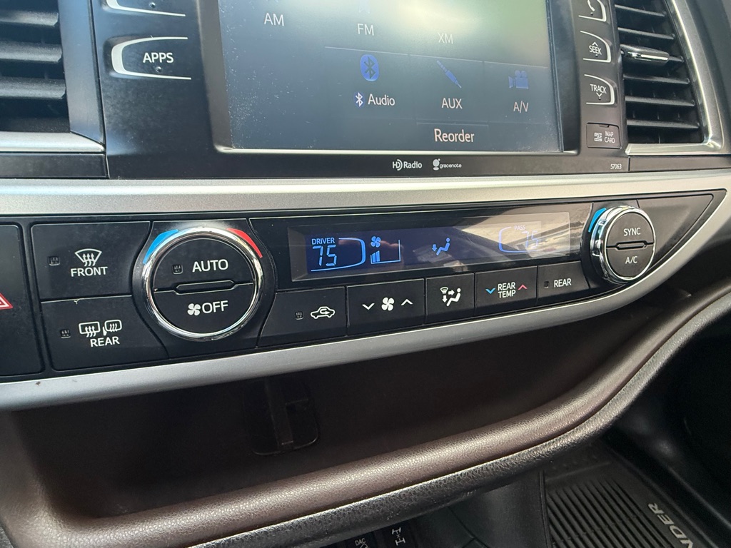 Photo 17 of this TOYOTA HIGHLANDER