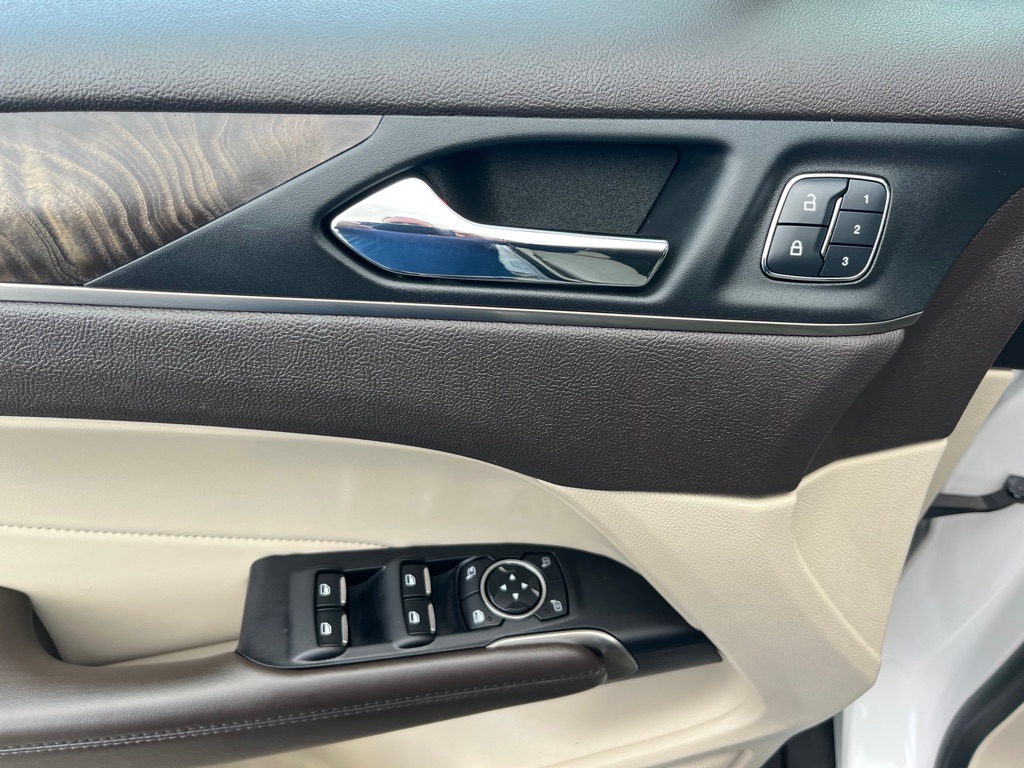 Photo 10 of this LINCOLN MKC