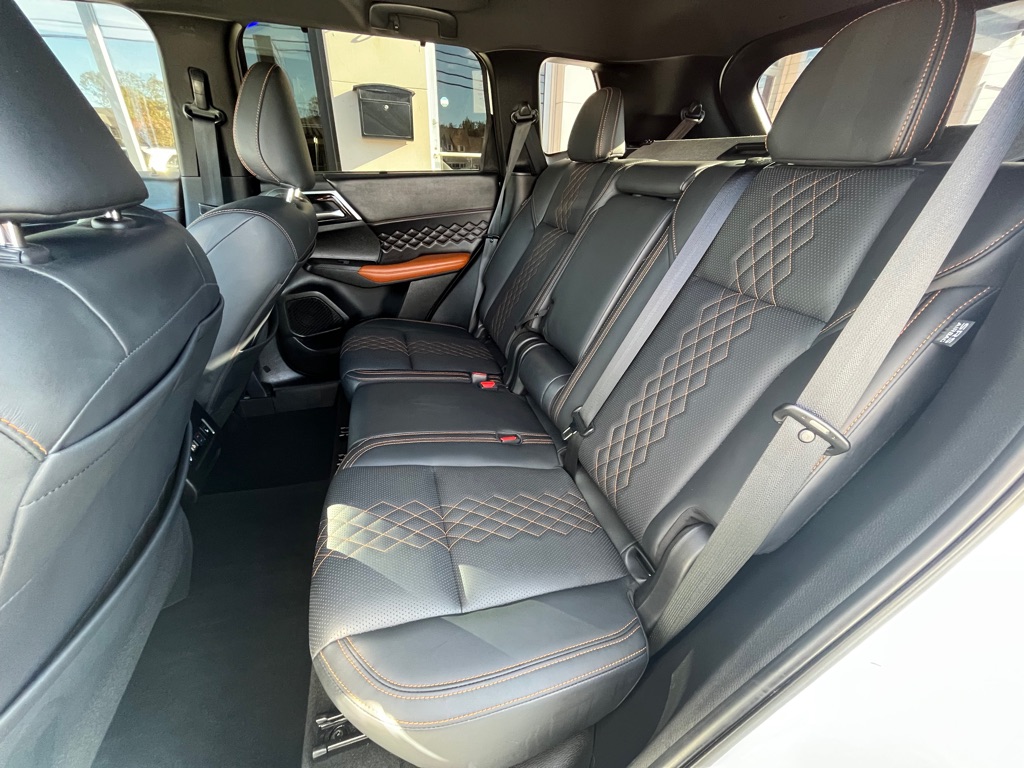 Photo 21 of this MITSUBISHI OUTLANDER