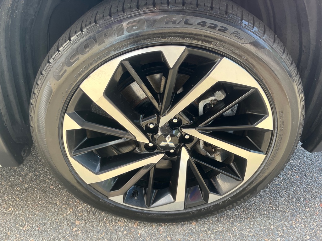 Photo 9 of this MITSUBISHI OUTLANDER