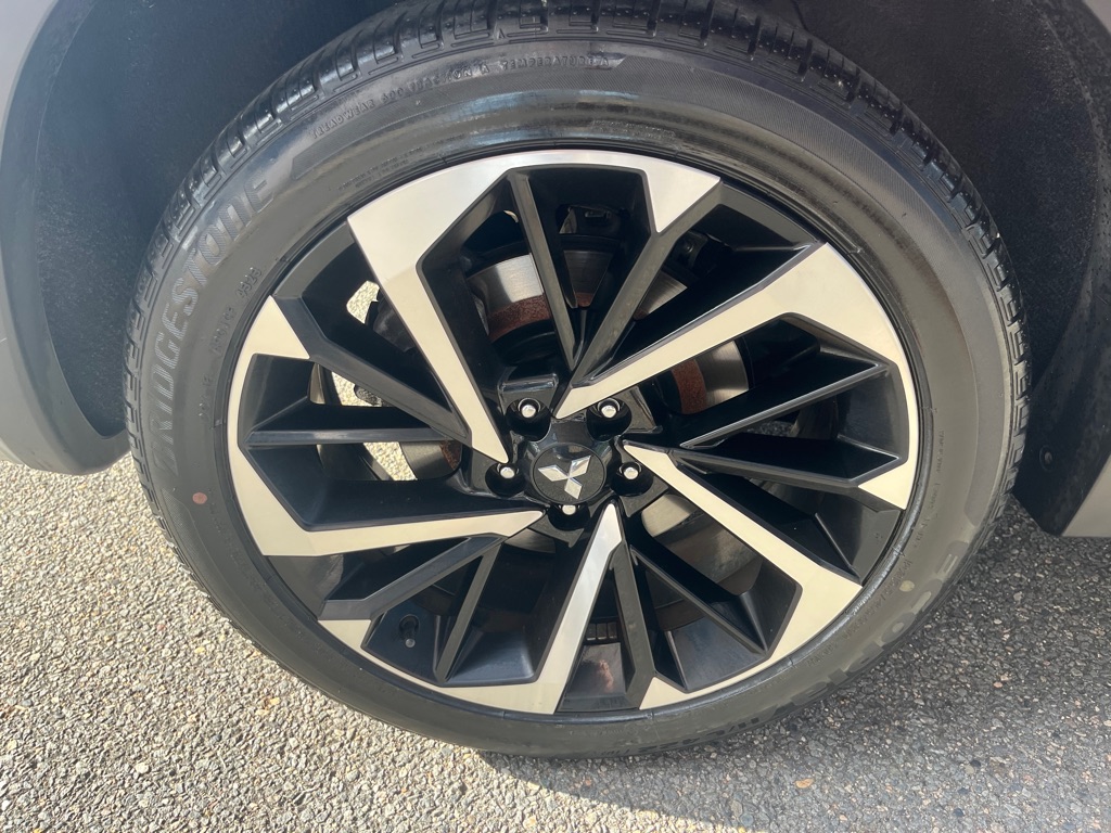 Photo 8 of this MITSUBISHI OUTLANDER
