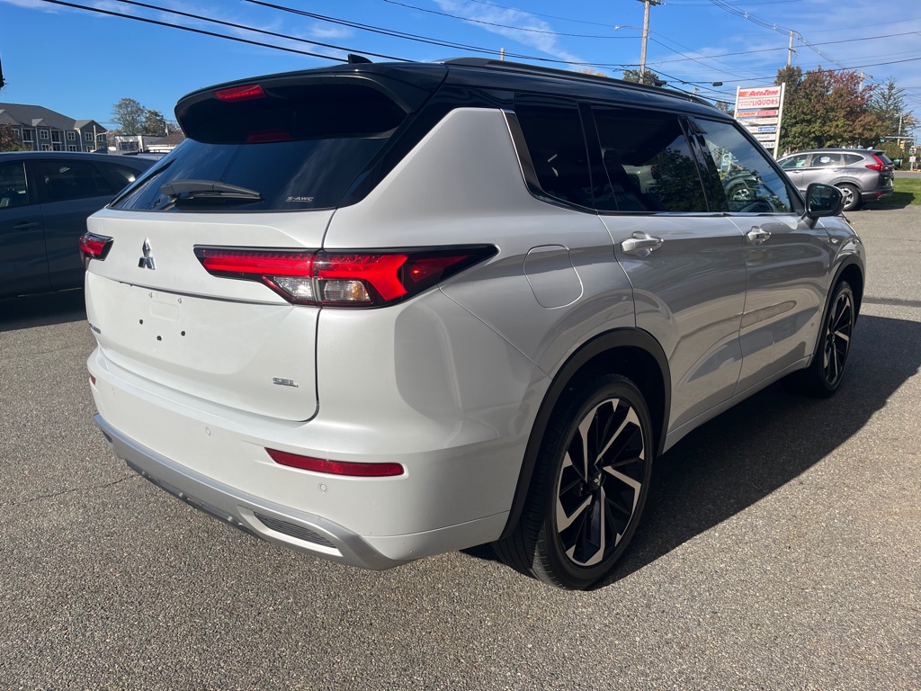 Photo 3 of this MITSUBISHI OUTLANDER