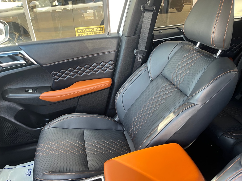Photo 12 of this MITSUBISHI OUTLANDER
