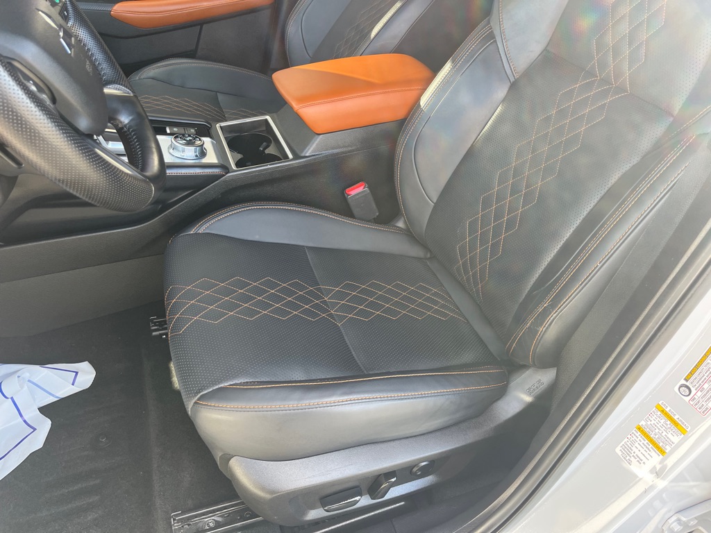 Photo 11 of this MITSUBISHI OUTLANDER