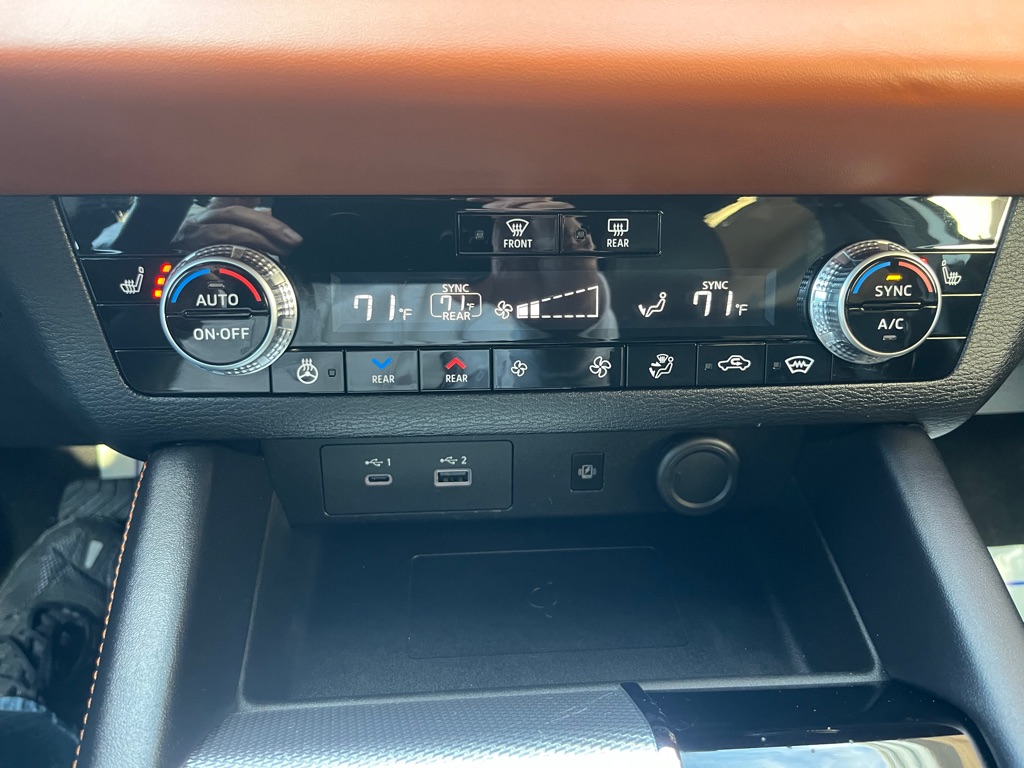 Photo 14 of this MITSUBISHI OUTLANDER