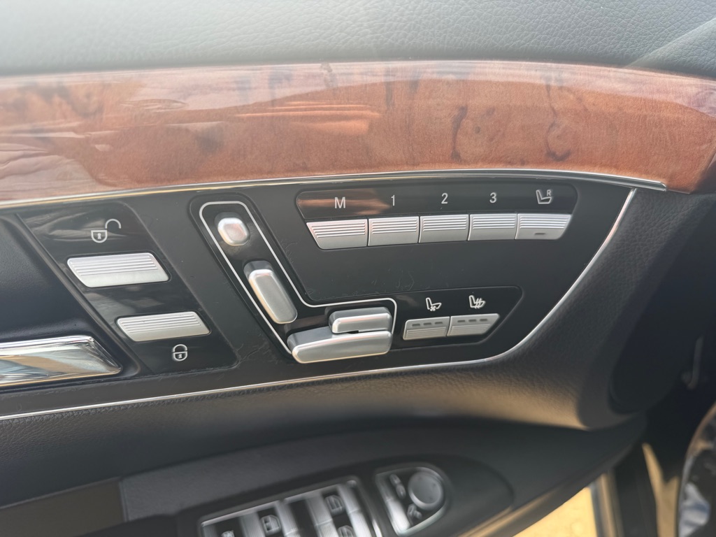 Photo 16 of this MERCEDES-BENZ S-CLASS