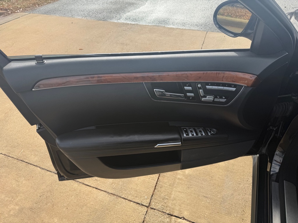Photo 13 of this MERCEDES-BENZ S-CLASS